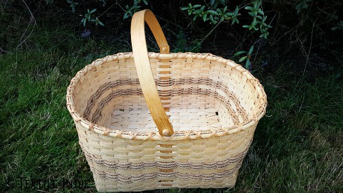 Basket with a swing handle