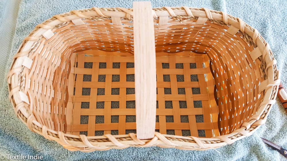 Seagrass in the rim of a basket as rim filler.