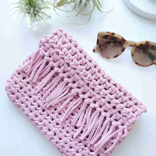 King and Eye boho evening purse crochet in pink 